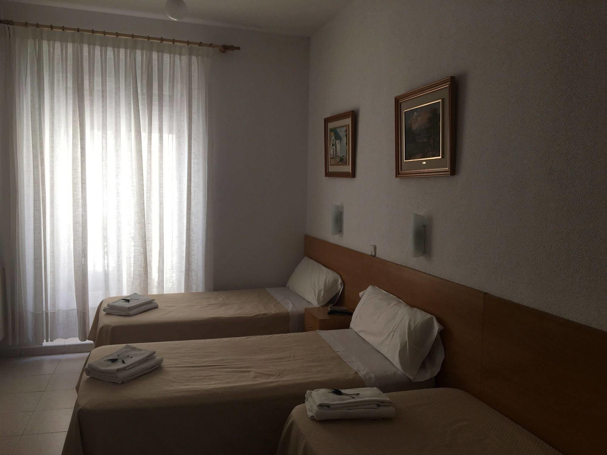 Hostal R. Lido Madrid Kültér fotó